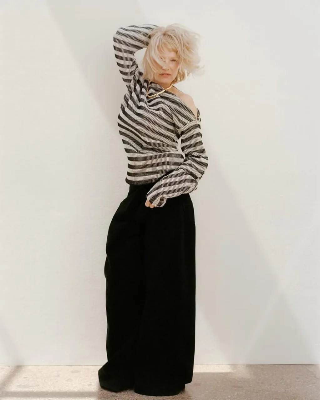 Pamela Anderson a pozat fără machiaj pentru revista Harper's Bazaar