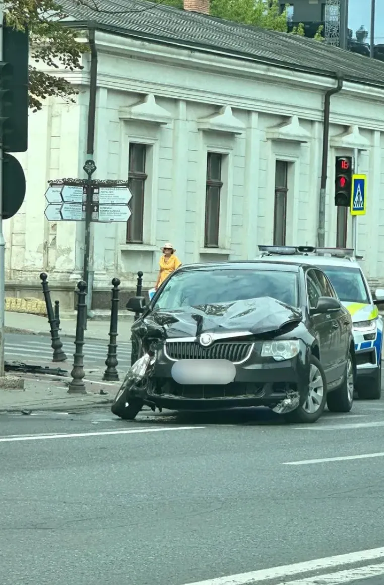В центре Кишинева произошло ДТП: автомобиль вылетел на тротуар у здания парламента