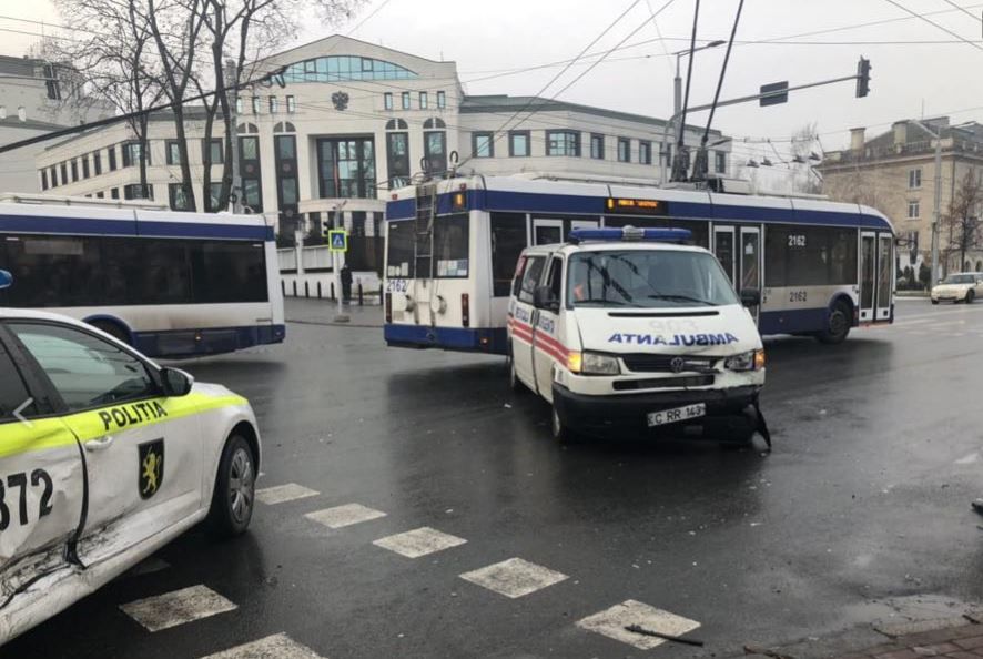 В центре столицы столкнулись экипаж полиции и машина скорой помощи