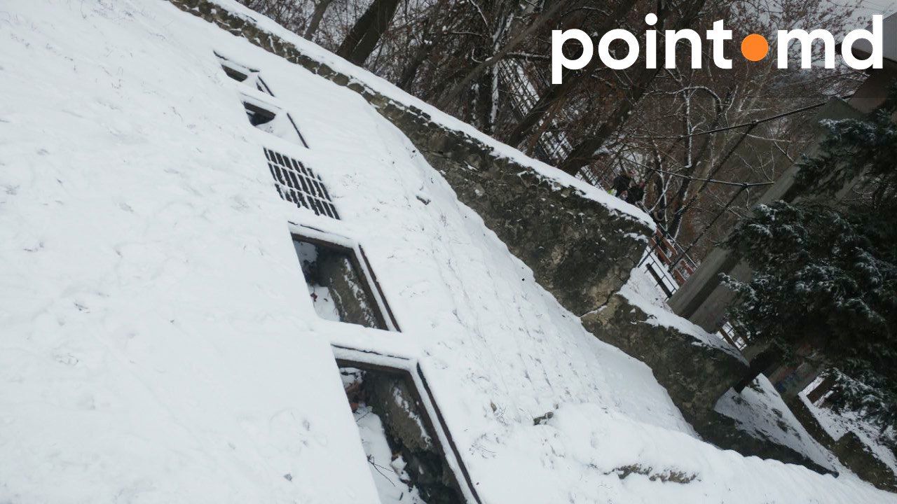 Снятые решетки от ливневых канализаций в "Долине Роз" создают опасность для детей