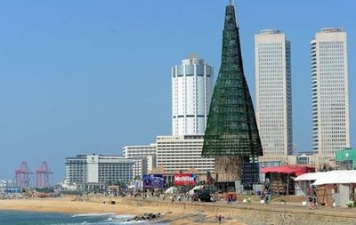 На Шри-Ланке собрали самую большую искусственную елку в мире