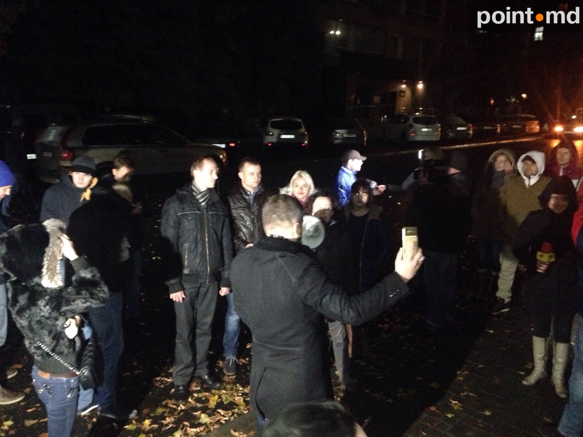 Люди протестуют у здания ЦИК: "Позор и стыд"