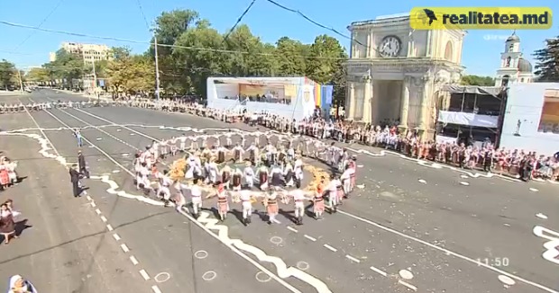 Moldovenii au dansat „hora neamului” pe conturul hărții Republicii Moldova