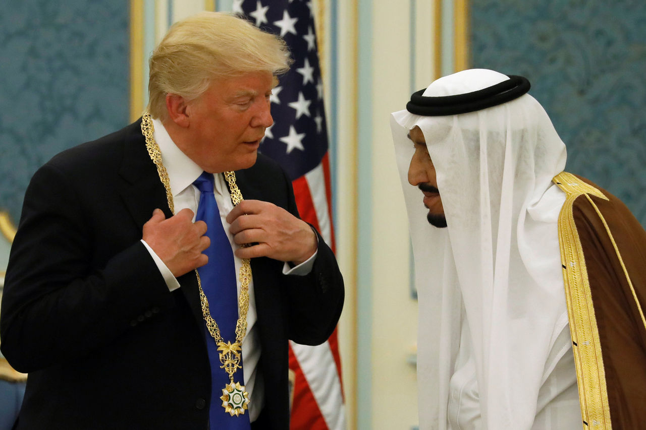Король Саудовской Аравии наградил Трампа золотой медалью