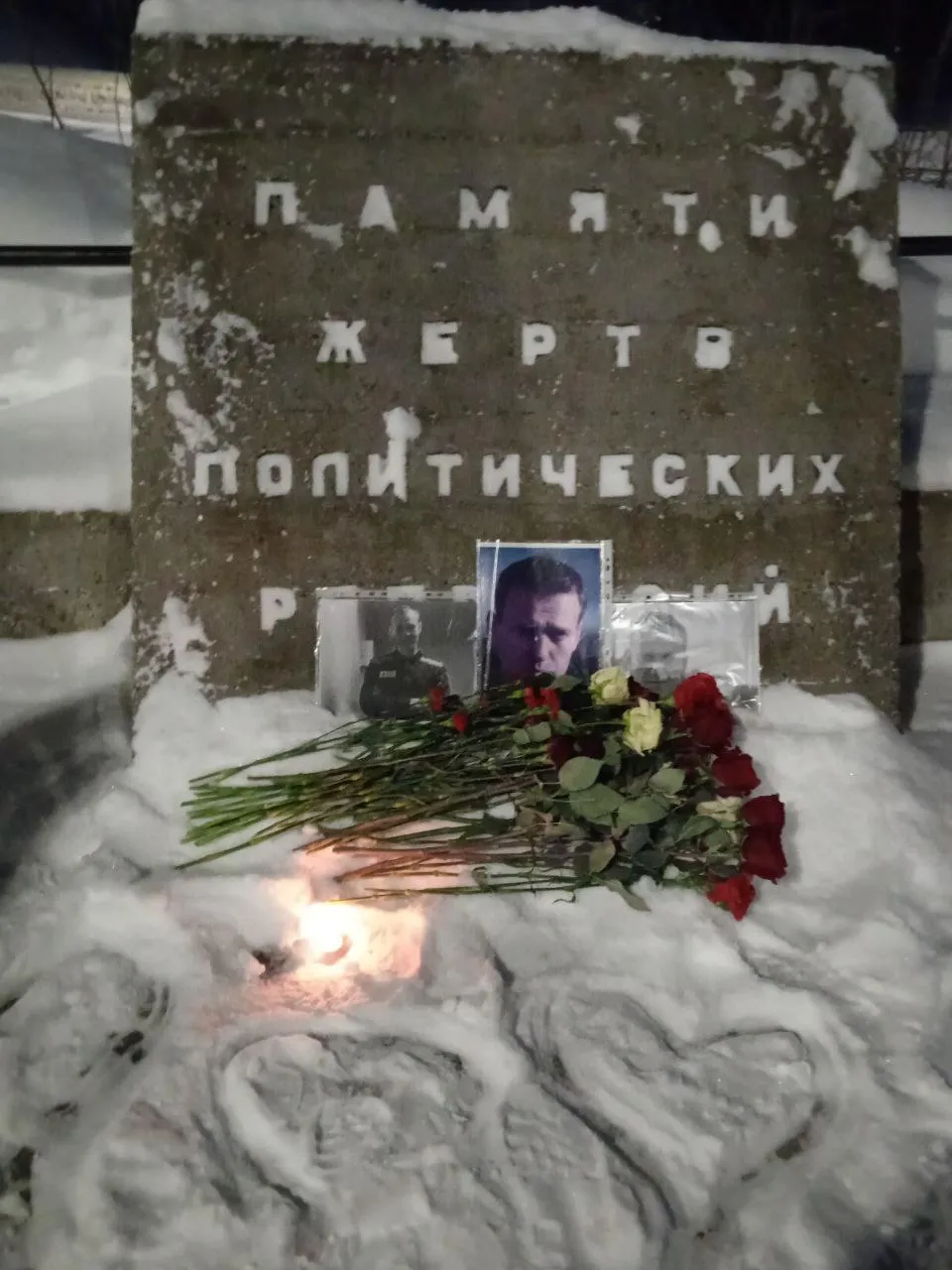 В городах России проходят стихийные митинги памяти Навального