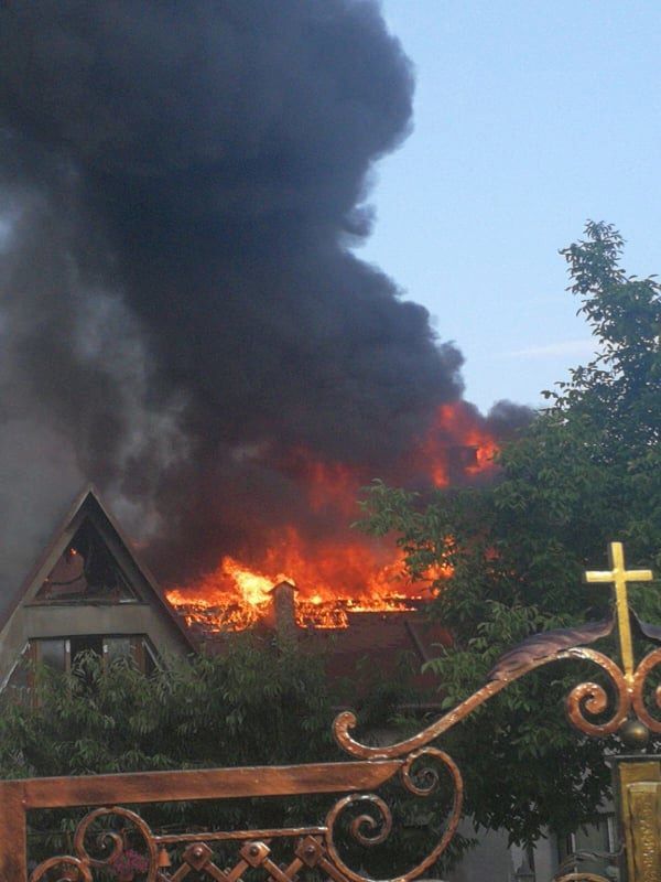 В Думбраве загорелся трехэтажный дом во дворе церкви