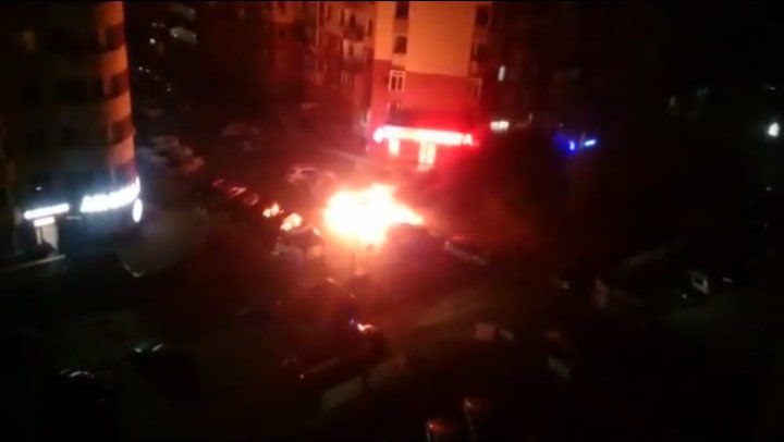 Incendii puternice în trei parcări din Odesa. Cel puţin 20 de maşini au ars ca nişte torţe