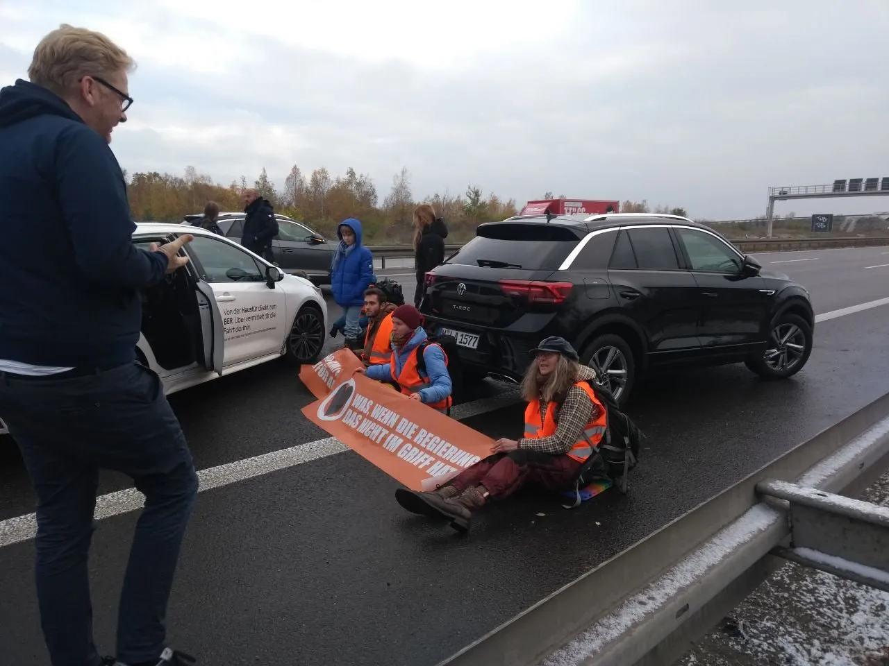 Экоактивисты заблокировали автобан в аэропорт Берлина