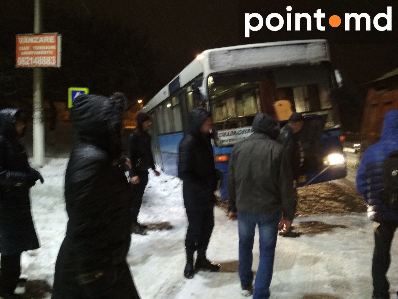 Около Чореску автобус с пассажирами угодил в кювет