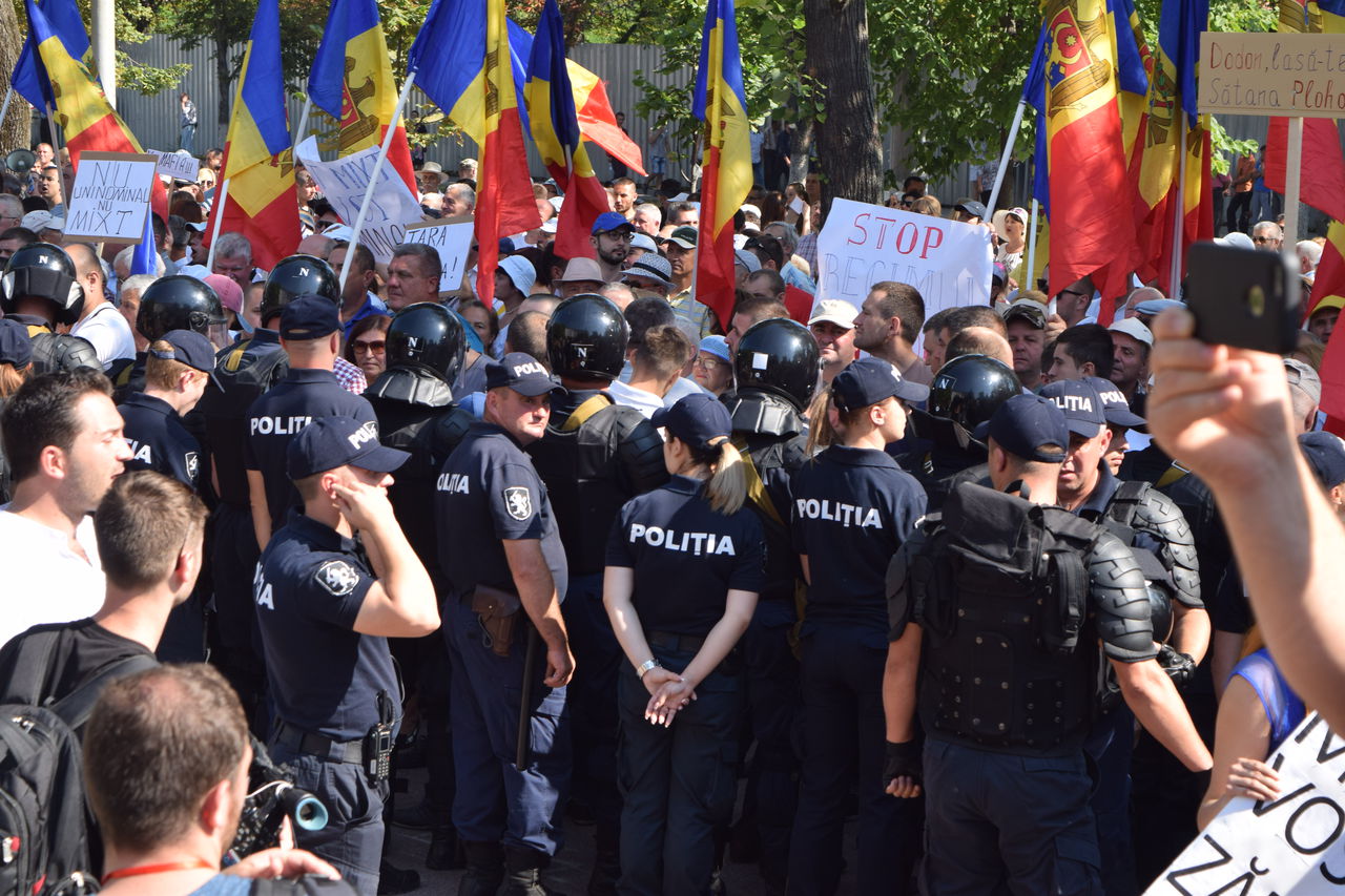 Protest în fața Parlamentului. Polițiștii au împânzit zona