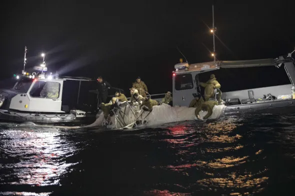 ВМС США показали выловленные в океане детали китайского зонда
