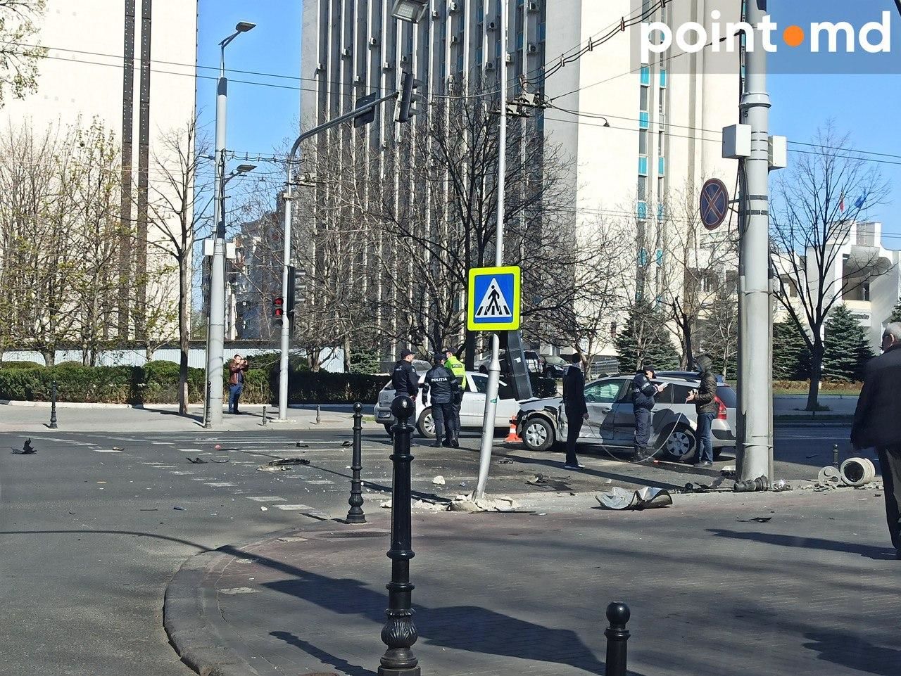 В центре Кишинева столкнулись две легковушки