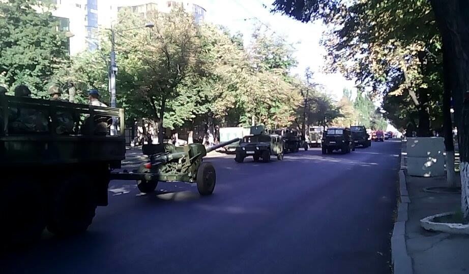 Tehnica militară se plimbă prin oraș. Traficul este din nou dat este cap