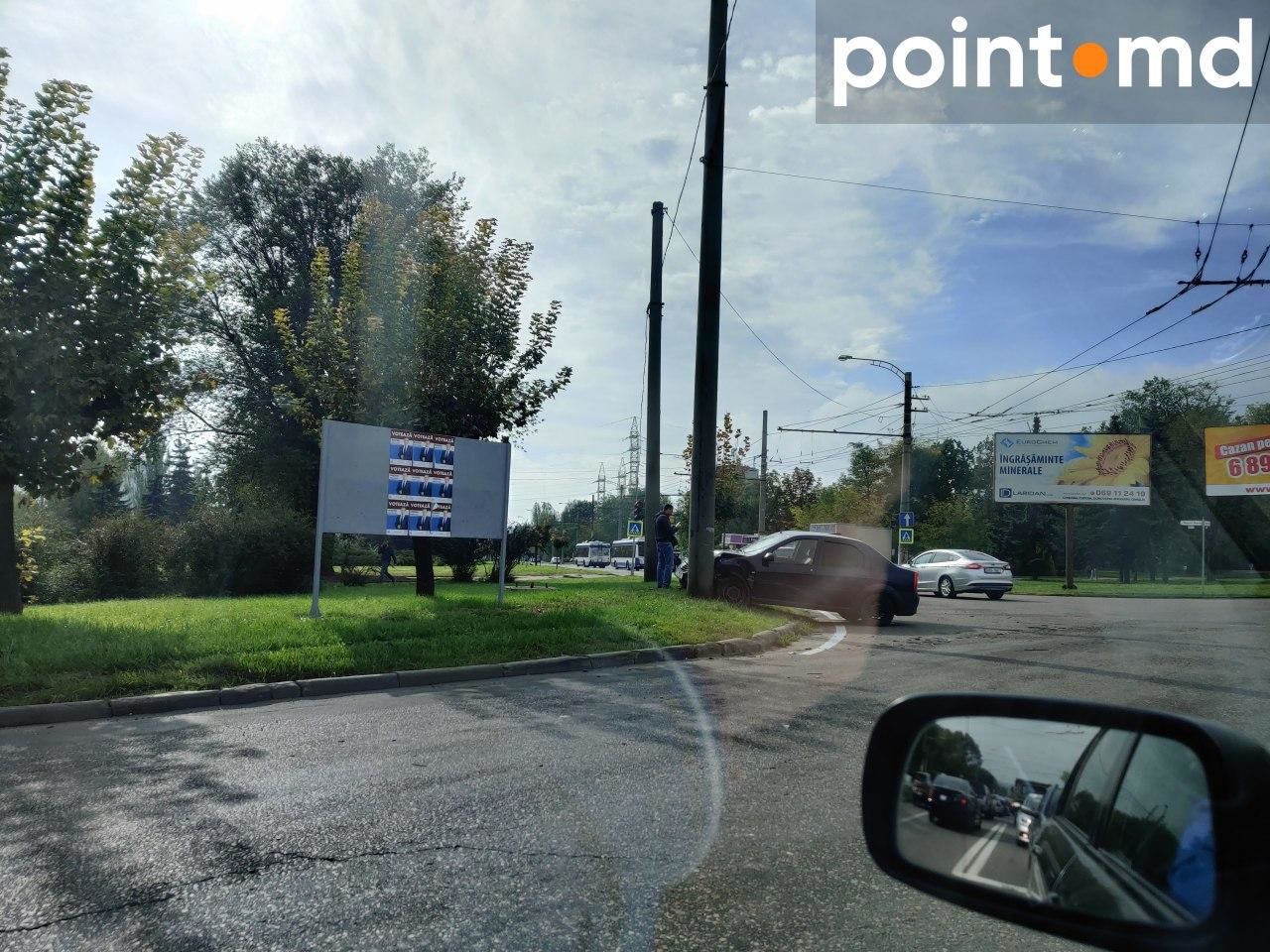В столице произошло ДТП: машина врезалась в столб