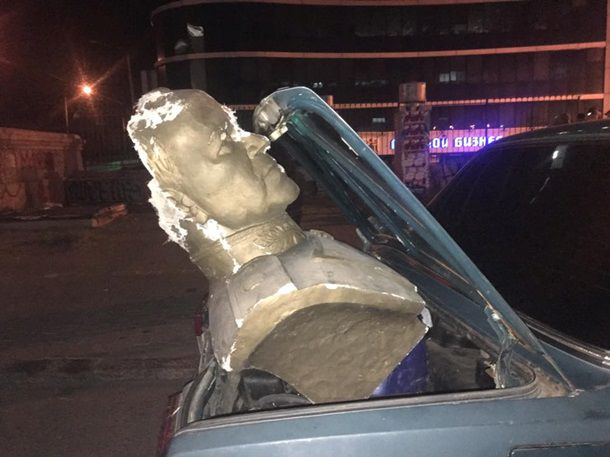 В Одессе неизвестные разбили бюст Жукова