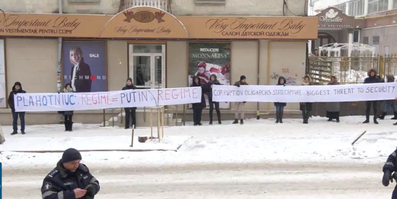 ПДС устроила протест у здания, где проходит межпарламентская конференция