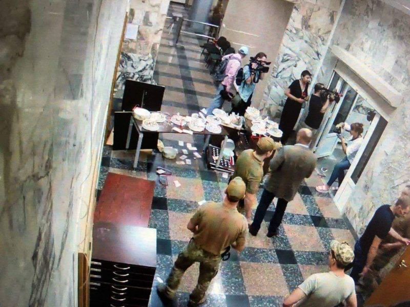 Активисты с тортами Roshen ворвались в НАБУ