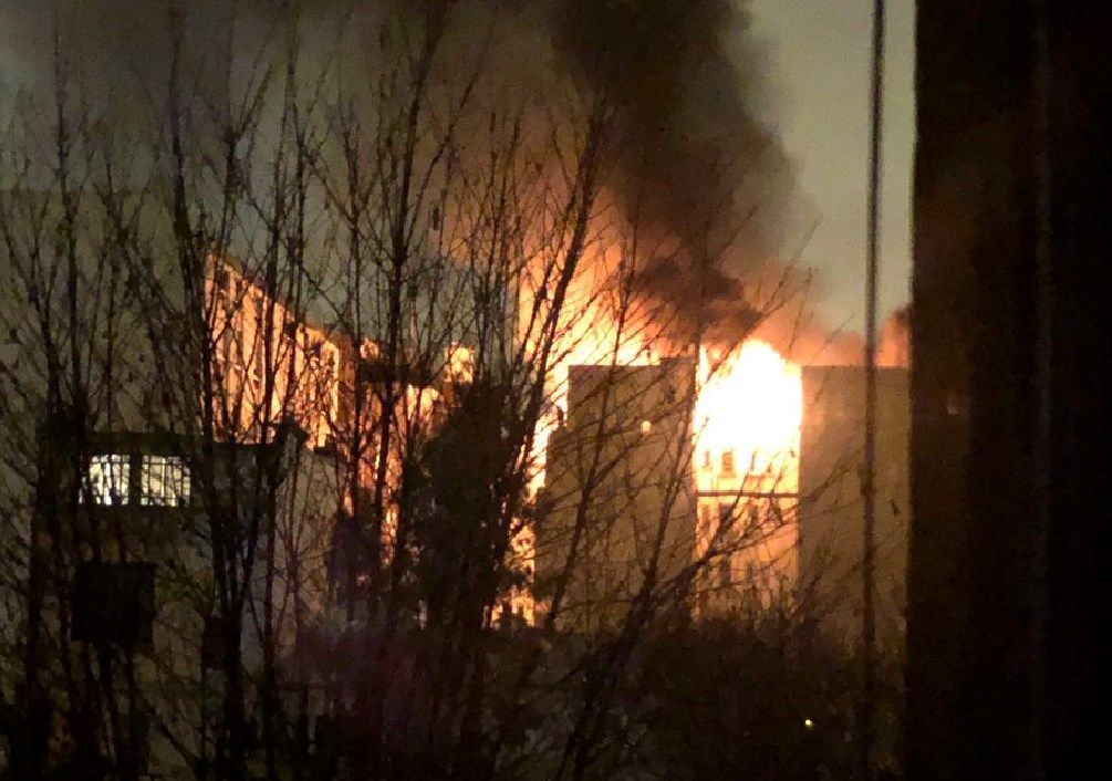 В Париже загорелось здание вблизи больницы: есть погибшие