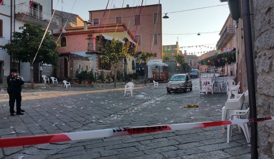 В Италии мужчина на автомобиле въехал в толпу людей, пострадали 25 человек