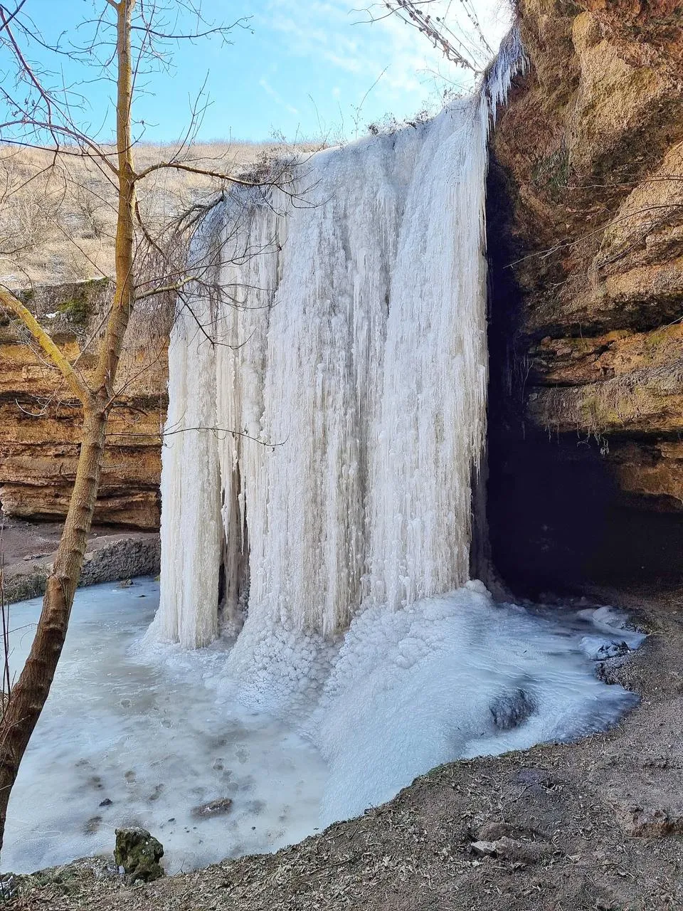 Cascada de la Țîpova a înghețat din cauza vremii reci