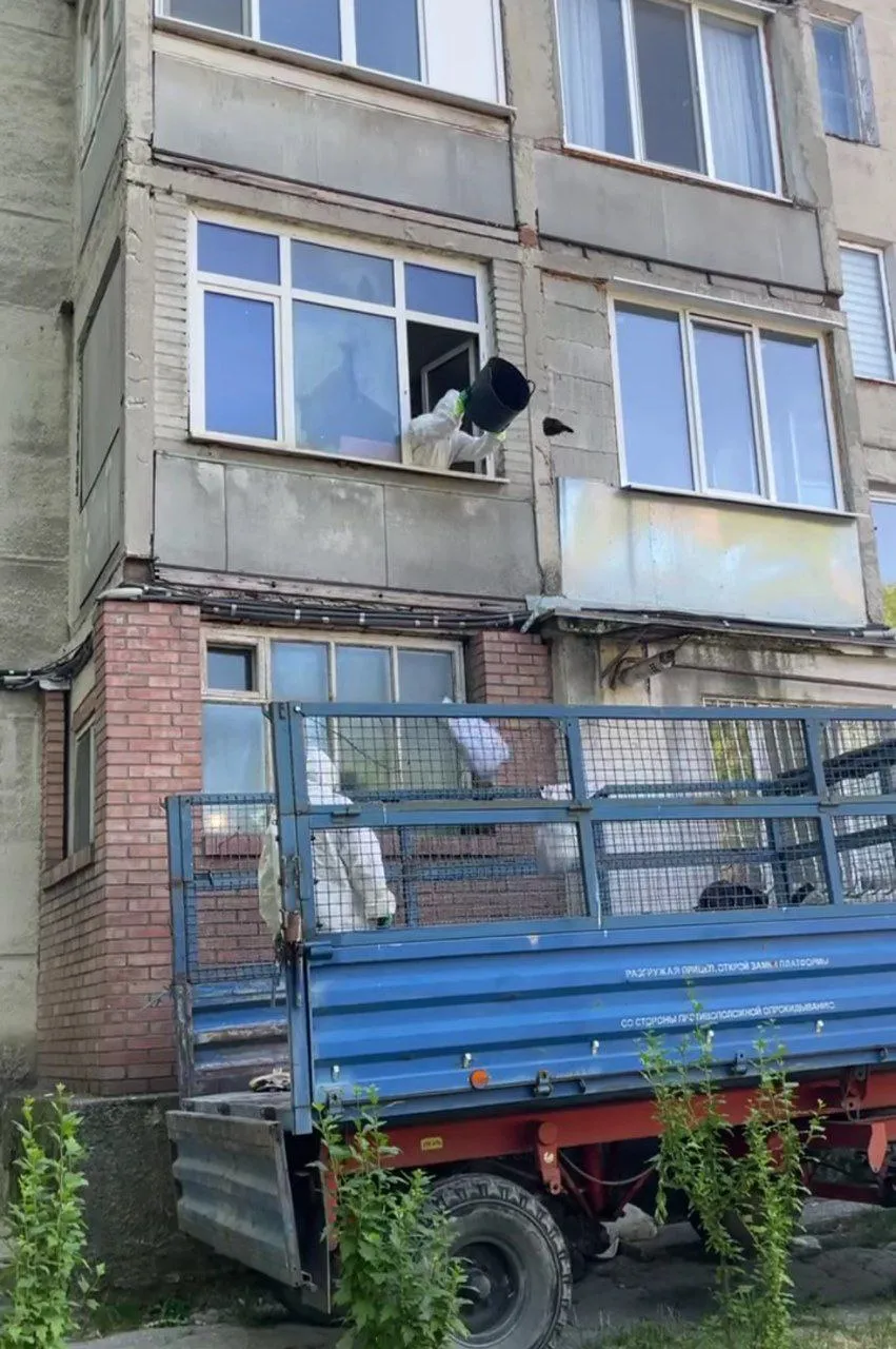 Un locuitor din Capitală și-a transformat apartamentul într-o gunoiște: A fost curățat a 8-a oară