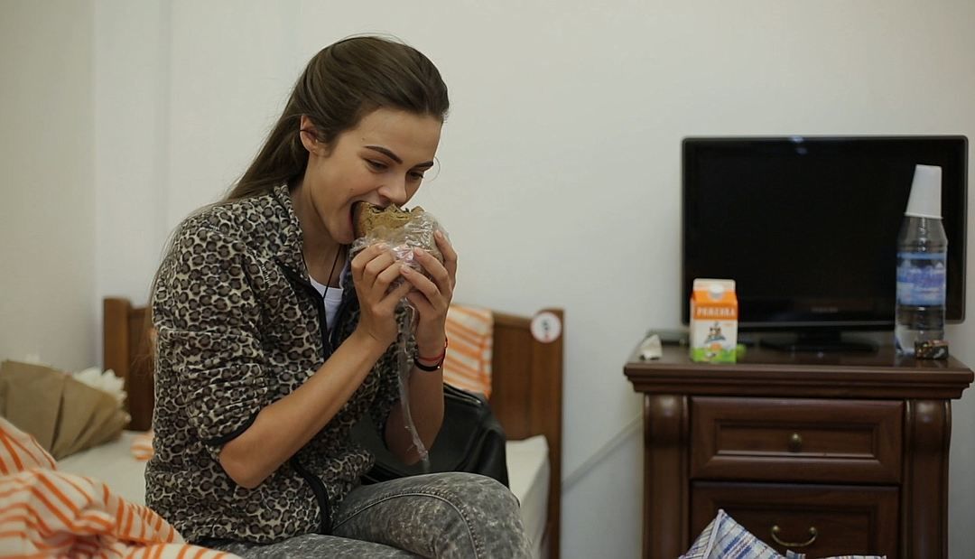 Xenia Deli își petrece vacanța alături de niște copii nevoiași