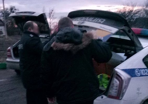 В Украине трое дорожных полицейских выбрасывали на ходу деньги, скрываясь от погони СБУ