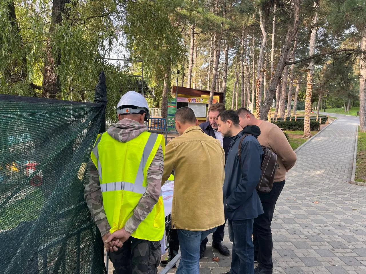 Pe unu dintre lacurile din parcul Valea Trandafirilor este amenajată o faleză
