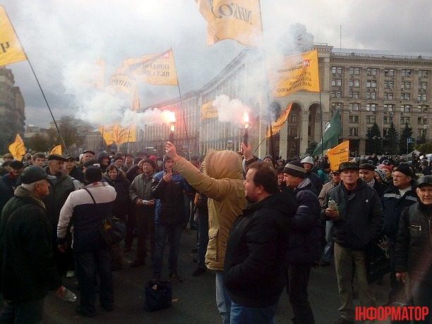 В Киеве начались столкновения между митингующими вкладчиками и полицией