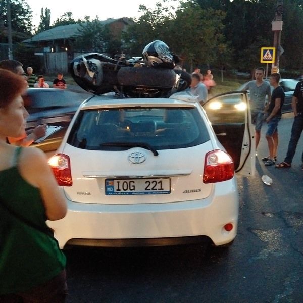 В столице мотоциклист влетел на крышу "Тойоты"