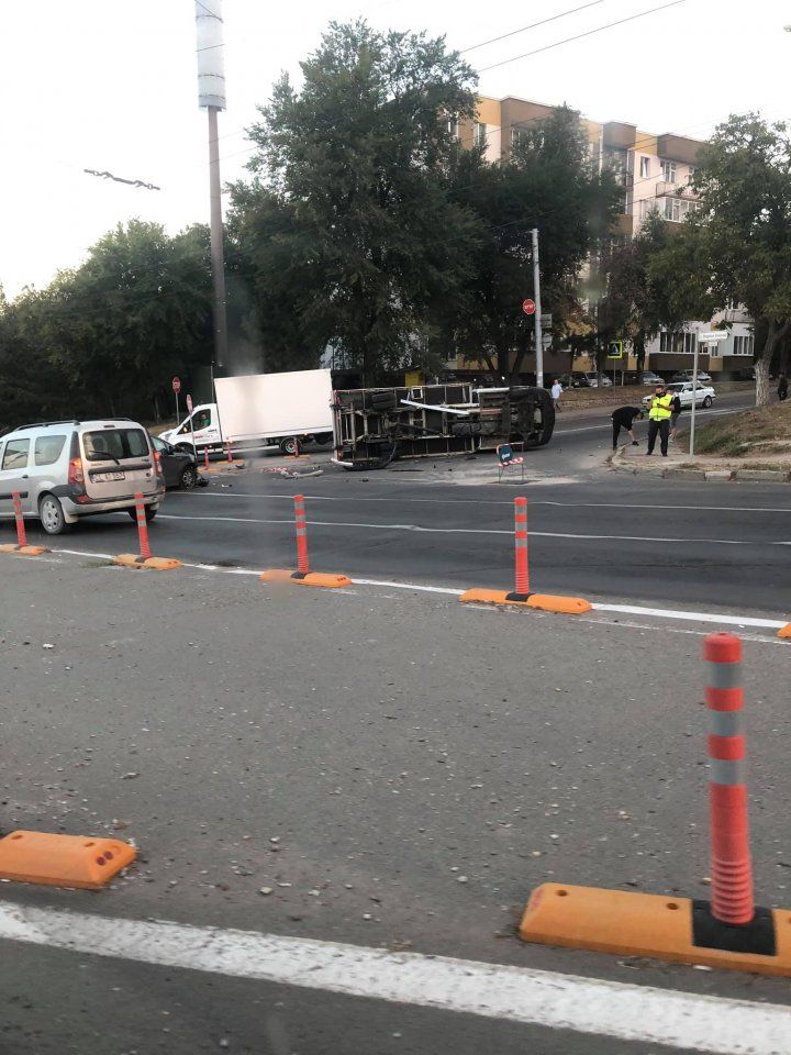 ДТП на Рышкановке: на перекрёстке перевернулся грузовик