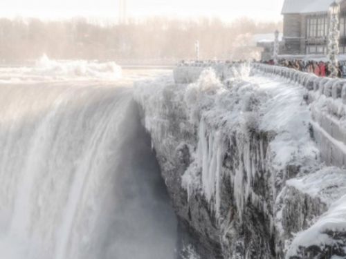 Cascada Niagara a îngheţat. Imagini feerice surprinse la aproape minus 50 de grade Celsius