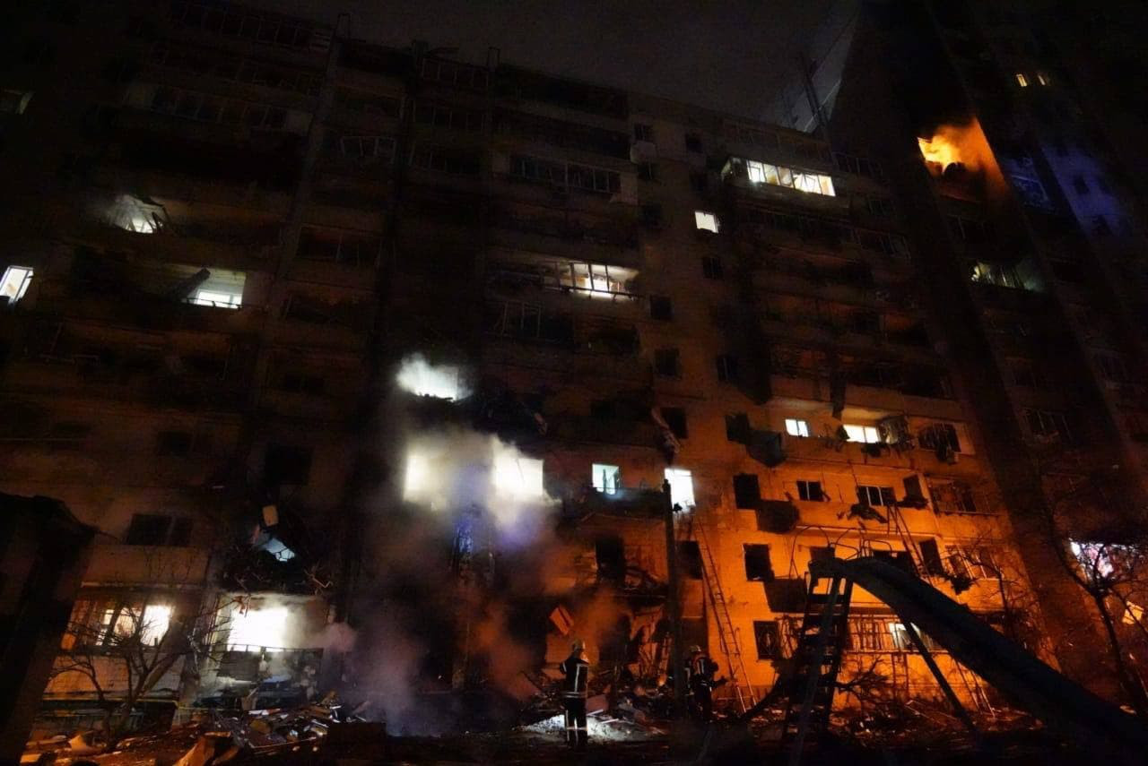 Взрывы в Киеве: горит 9-этажный жилой дом, спасатели работают на месте