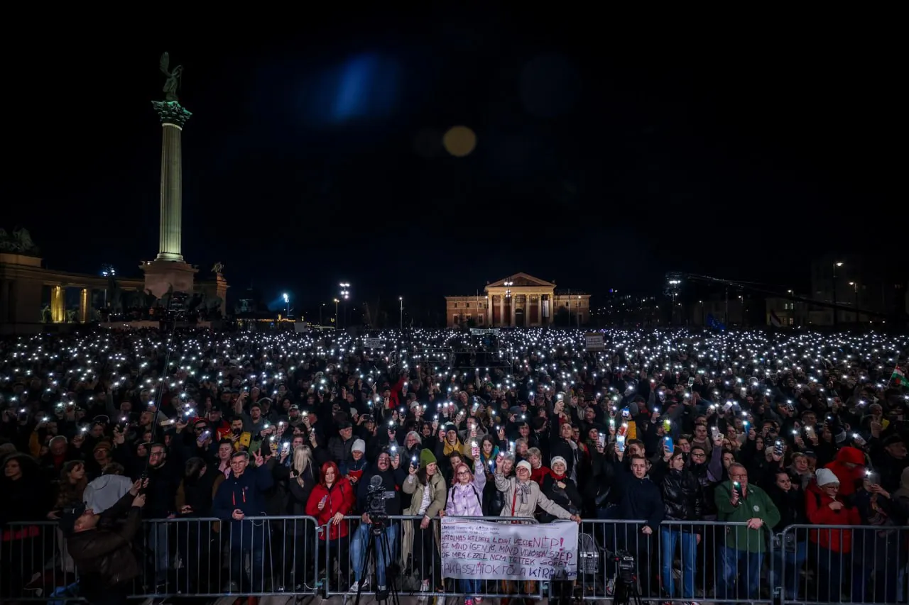 Десятки тысяч людей в Будапеште протестовали из-за реакции властей на "педофильский скандал"