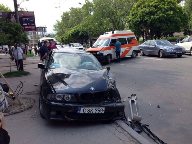 Un sofer din capitala a doborat cu BMW-ul un semafor dupa ce s-a ciocnit violent cu o ambulanta