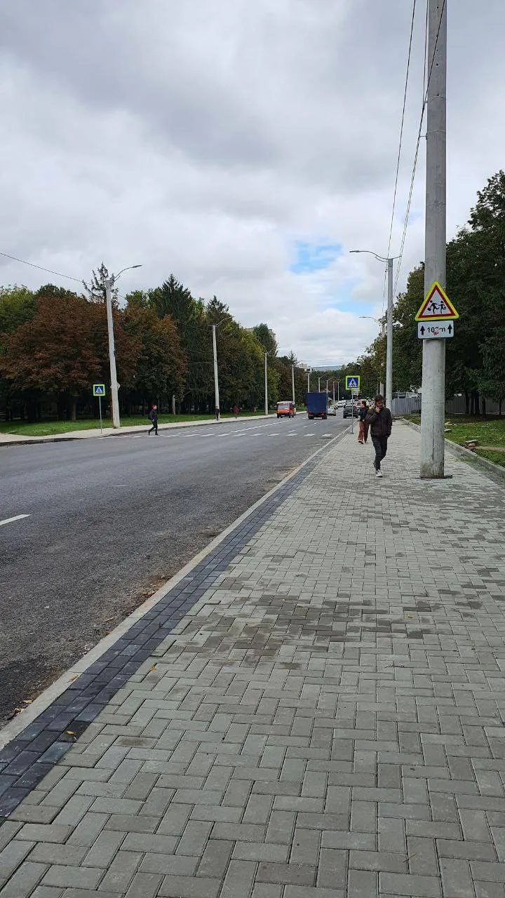 Продолжаются работы по благоустройству тротуара на бульваре Куза-Водэ