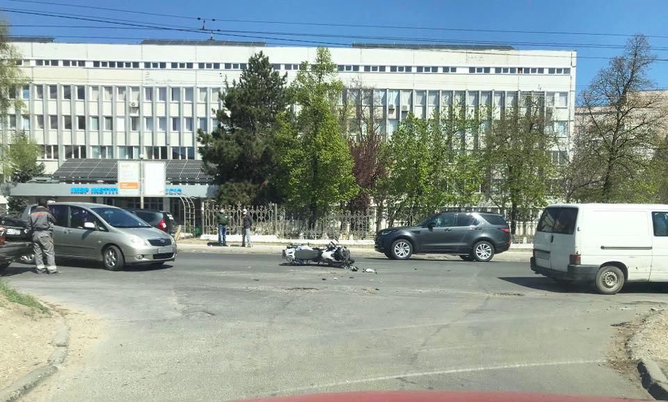 ДТП в столице: столкнулись автомобиль и мотоцикл