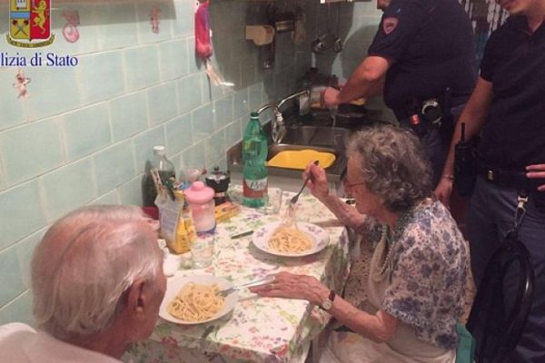 Doi politisti din Roma au devenit celebri pe internet cu gestul lor emotionant