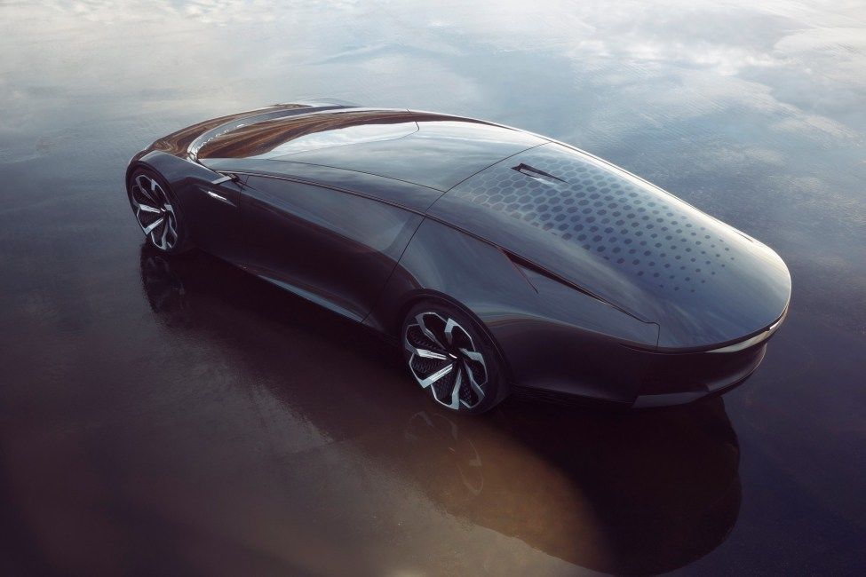 Cadillac InnerSpace: телевизор вместо лобового стекла и тапочки вместо педалей