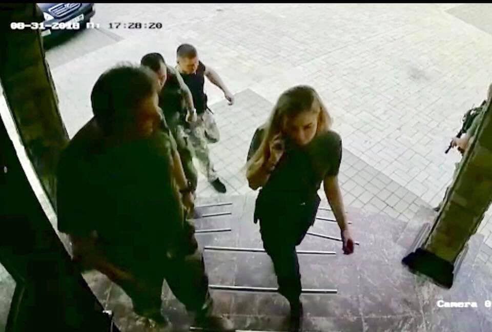 Появились кадры Захарченко за секунды до взрыва