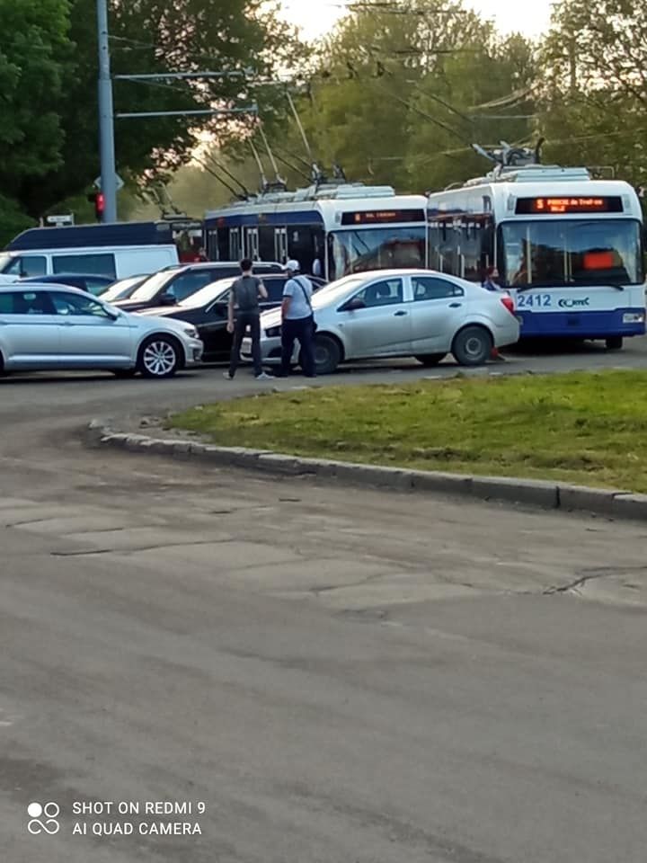 В столице сотни людей не могли уехать домой из-за припаркованного авто