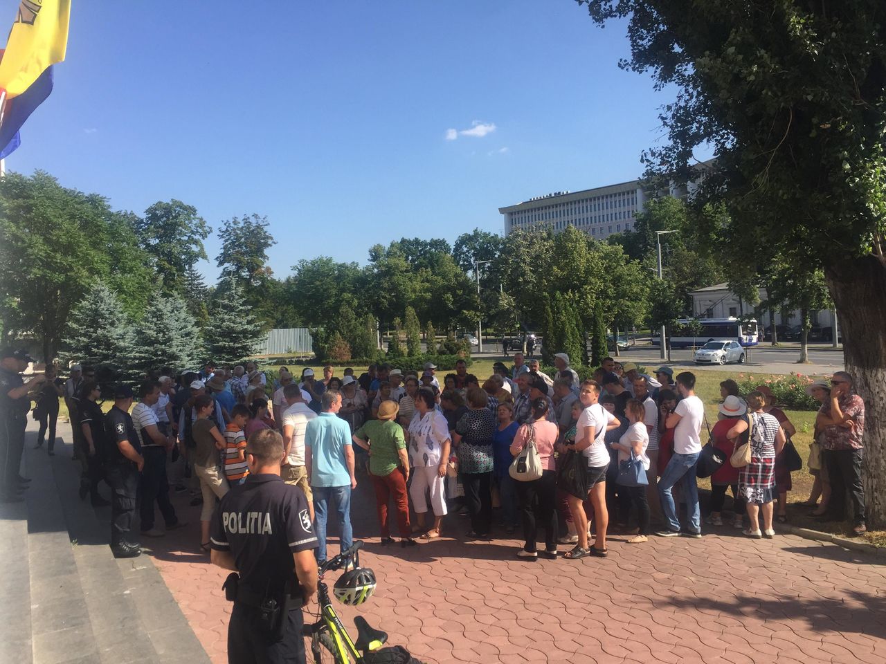 Сторонники Нэстасе устроили протест перед зданием суда