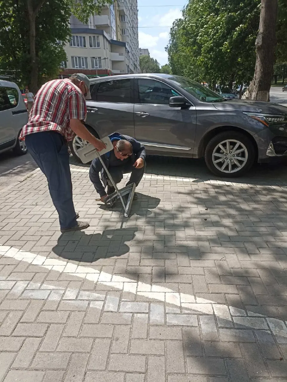 На Ботанике продолжается демонтаж шлагбаумов и других конструкций