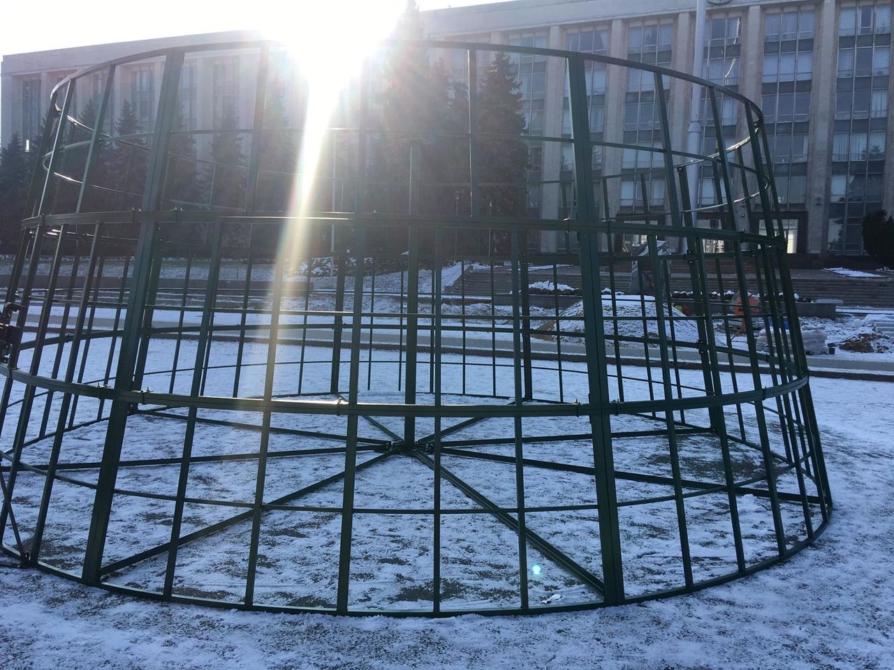 На ПВНС начали устанавливать новогоднюю елку