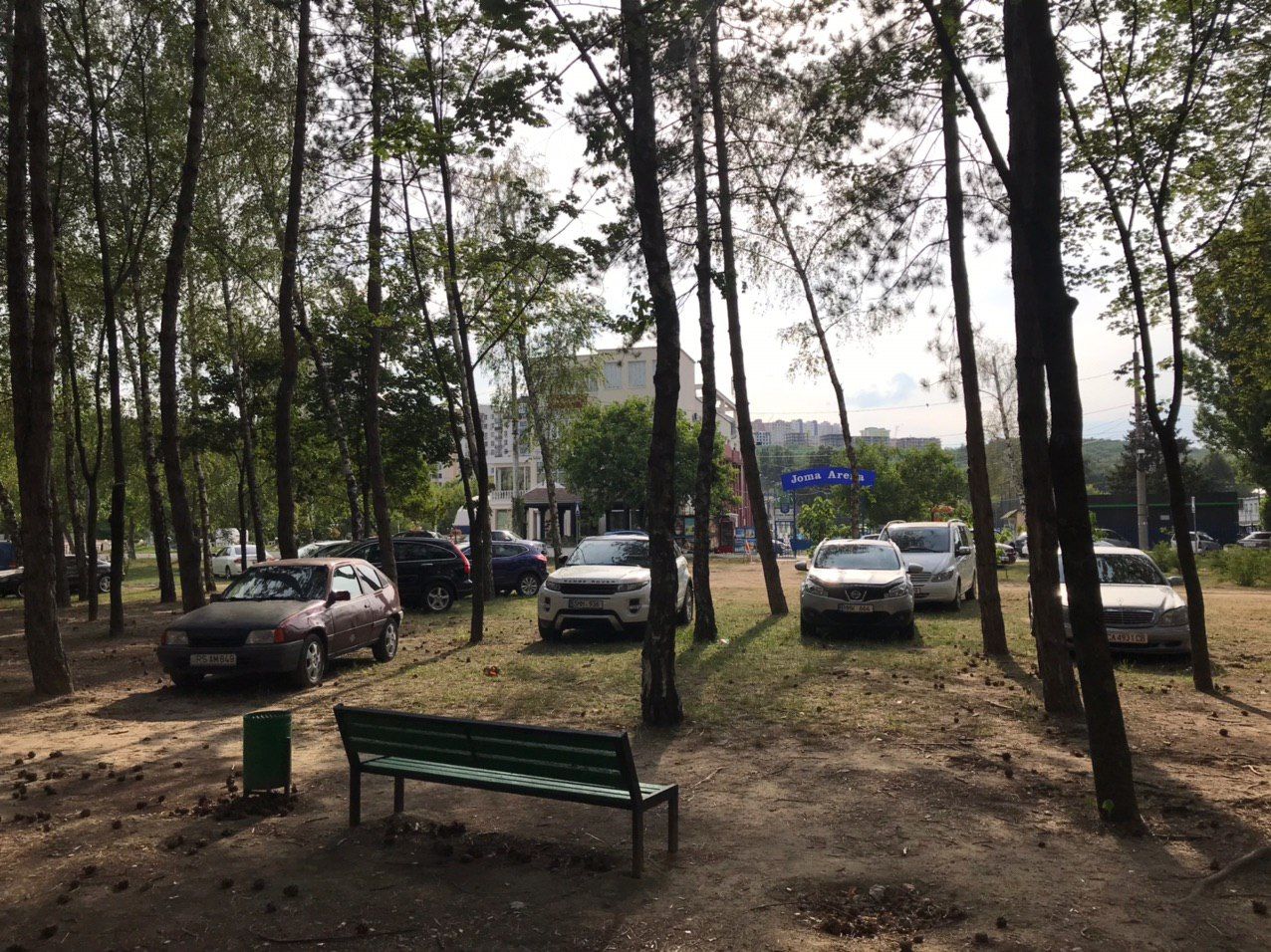 Автомобилисты стали парковаться прямо в парке на Скулянке