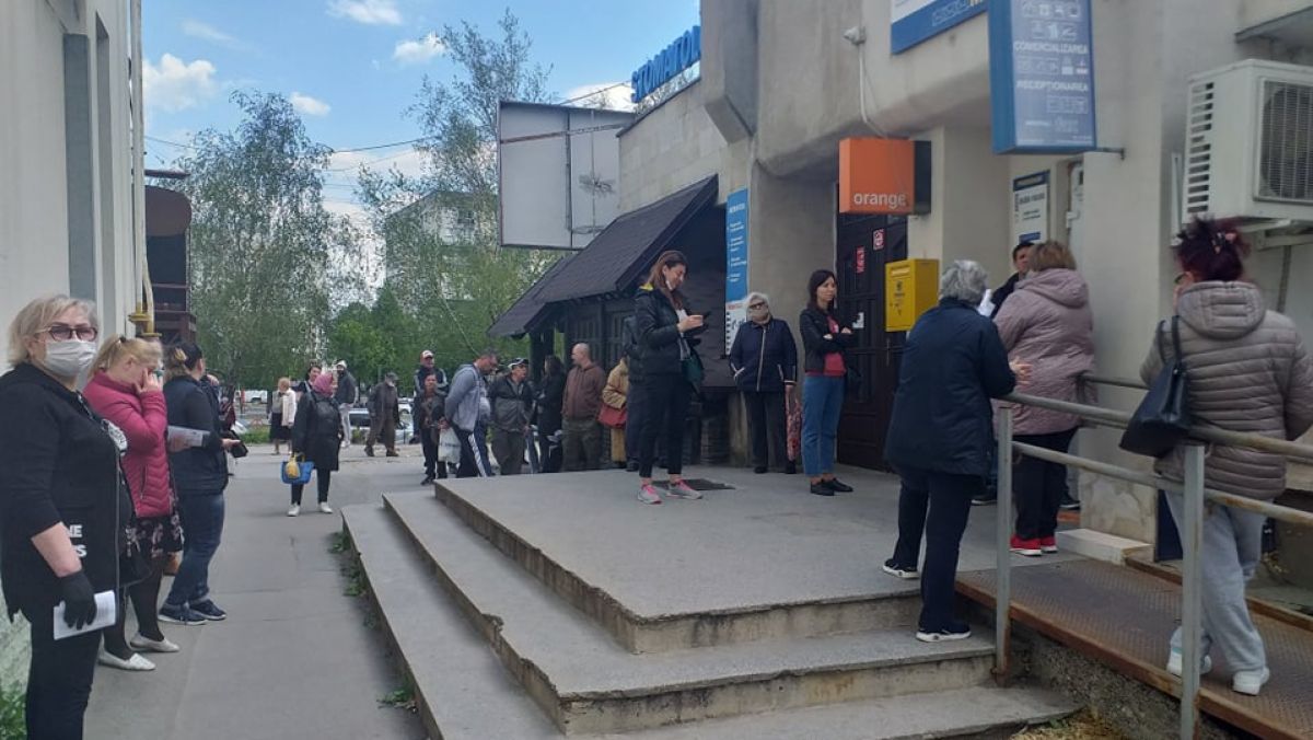 У столичного почтового отделения образовалась длинная очередь
