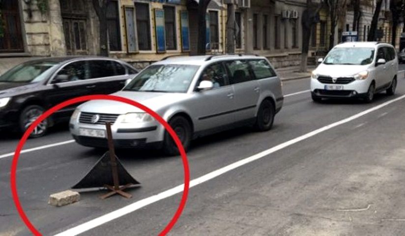 Жителей Кишинева возмутила образовавшаяся дыра в асфальте