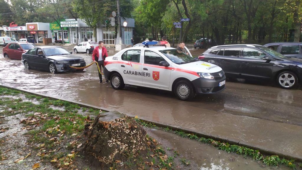 В Бельцах карабинеры помогли эвакуировать авто, застрявшее посреди дороги