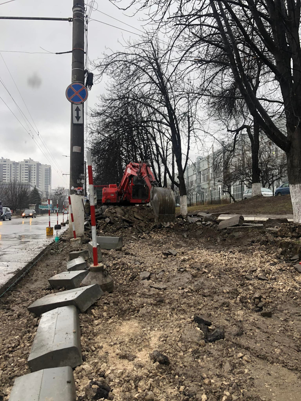 На улице Буребиста обустраивают тротуар и парковочную зону