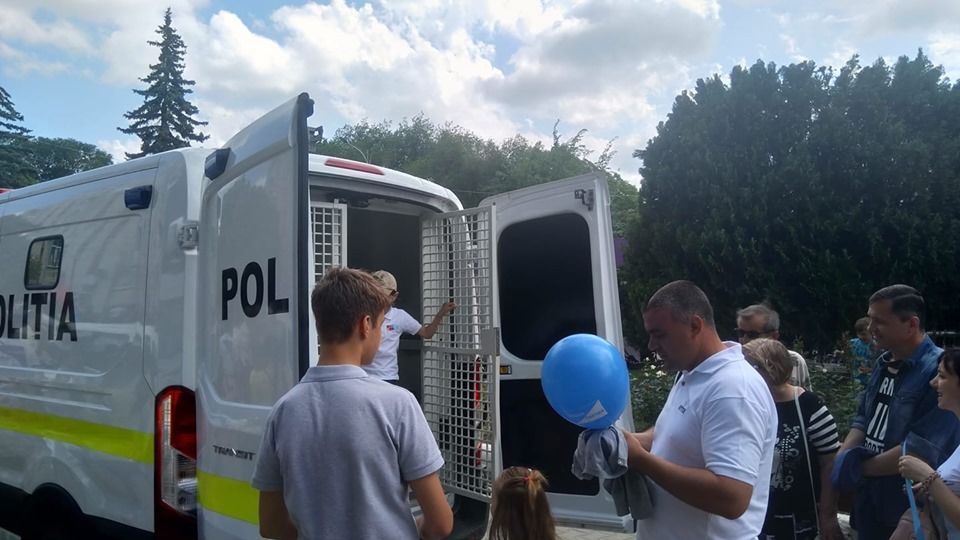 1 июня бельцким детям разрешили посидеть в автозаке